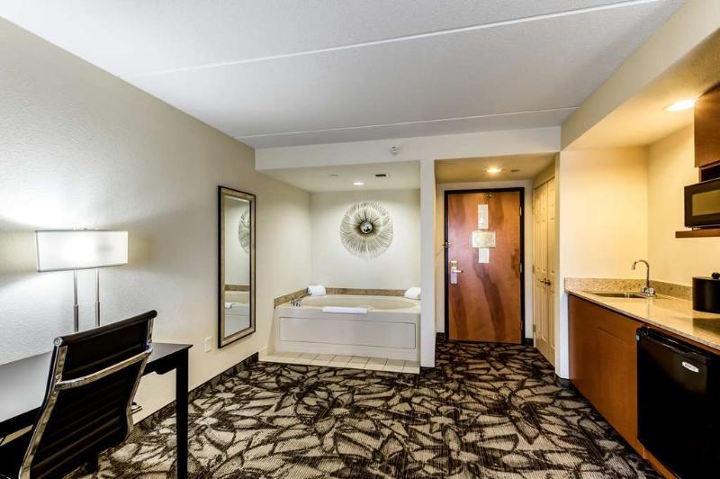 Holiday Inn Express & Suites Cedar Falls - Waterloo By Ihg Εξωτερικό φωτογραφία