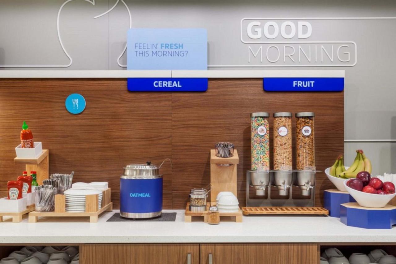 Holiday Inn Express & Suites Cedar Falls - Waterloo By Ihg Εξωτερικό φωτογραφία