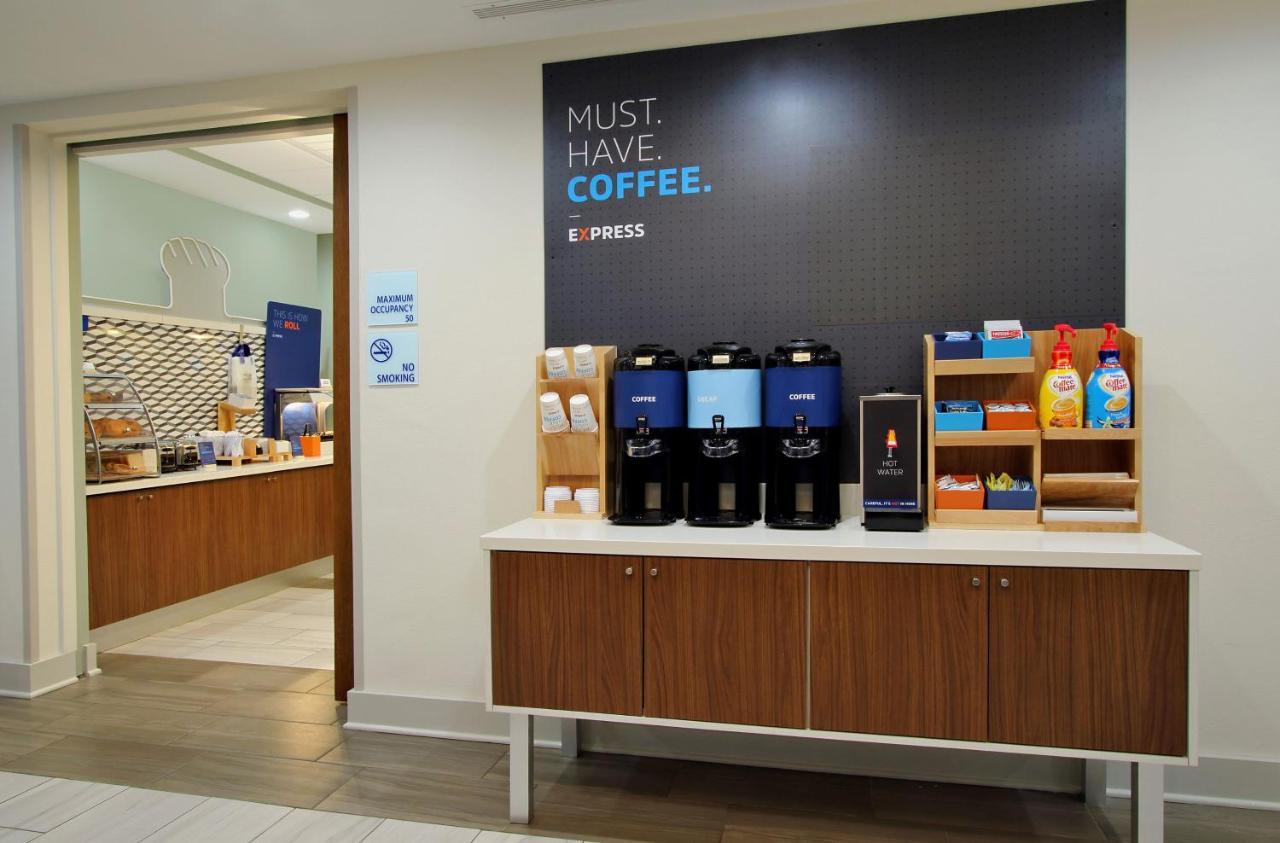 Holiday Inn Express & Suites Cedar Falls - Waterloo By Ihg Εξωτερικό φωτογραφία