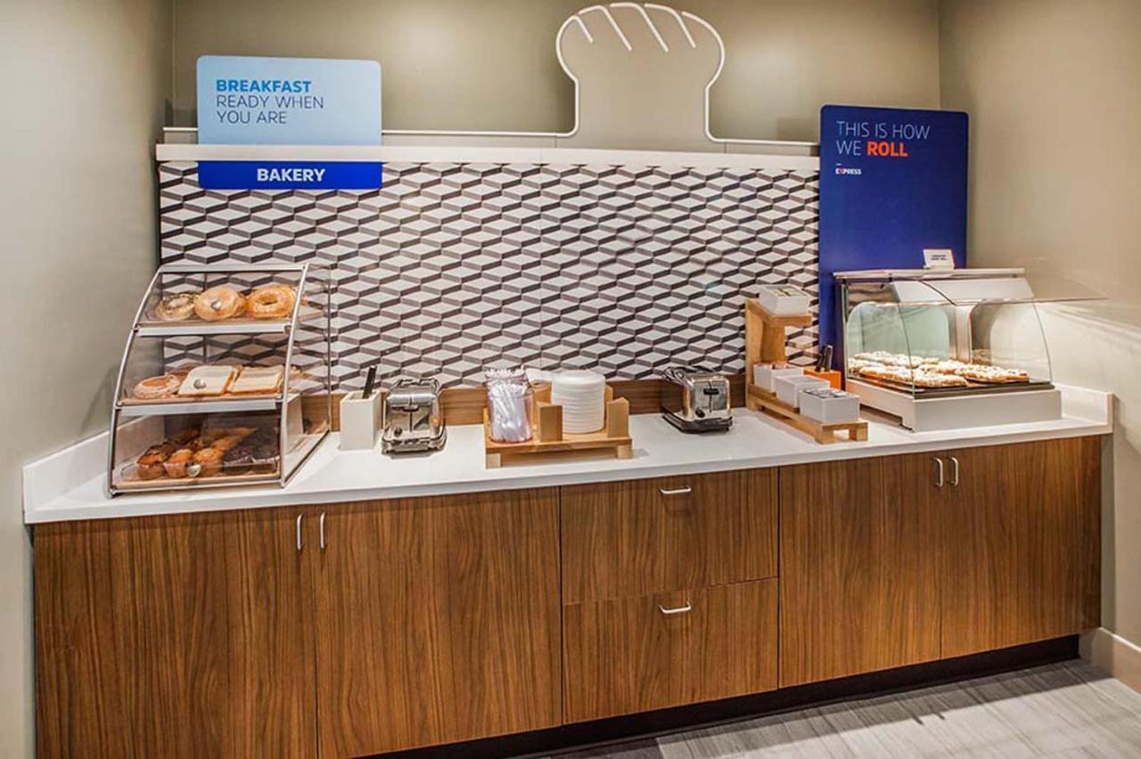 Holiday Inn Express & Suites Cedar Falls - Waterloo By Ihg Εξωτερικό φωτογραφία